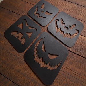 ชุดจานรองแก้วโลหะลายหน้าผี ตัดด้วยเลเซอร์ เหมาะสำหรับโต๊ะกาแฟในห้องนั่งเล่นและโต๊ะอาหาร ช่วยเพิ่มความโดดเด่นให้กับการตกแต่งสไตล์โกธิคหรือสยองขวัญ - Product Image 4