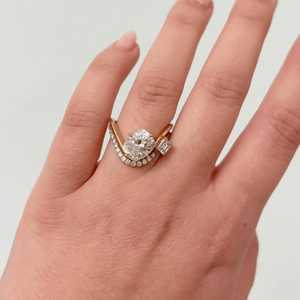 Anillo de compromiso de oro de 14K al por mayor con diamante cultivado en laboratorio de corte cojín, engaste de puntas, piedra lateral de esmeralda, bandas nupciales curvadas onduladas, certificado IGI - Product Image 2
