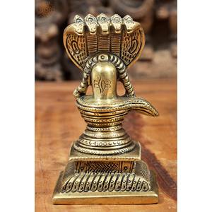 Escultura Shiva Linga hecha a mano de 4 pulgadas con cinco serpientes con capucha en latón para regalar, hecha en India - Product Image 1
