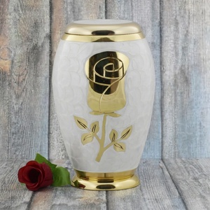 Urnas funerarias metálicas para adultos, doradas con rosas grabadas, recubiertas de esmalte blanco, suministros funerarios, urnas de cremación metálicas de Falah International - Product Image 2