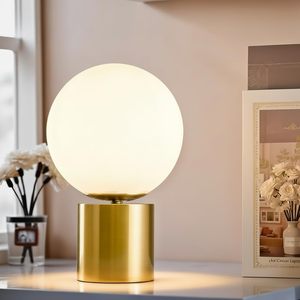 Lampe de table globe dorée de haute qualité avec abat-jour en verre blanc, lampe de chevet de style mid-century pour chambre à coucher et salon - Product Image 1