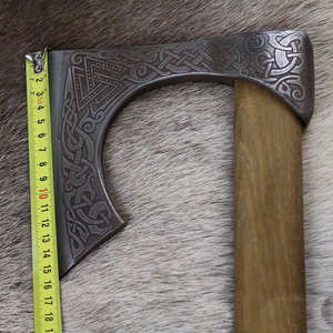 Hache viking artisanale en acier à haute teneur en carbone, à dos plat, avec manche en bois, personnalisable pour la survie, la chasse, le camping ou l'usage industriel - Product Image 4