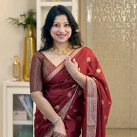 Sari indien ethnique de luxe en soie de litchi douce, imprimé feuille d'or, avec chemisier à motif quadrillé contrastant, pour mariage traditionnel et style Antra, idéal pour l'été.