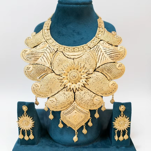 Grand collier bib en zircon plaqué or 24 carats, design floral surdimensionné à pétales, pour mariage, et bague tournesol assortie, style chandelier - Product Image 1