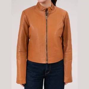 Chaqueta de cuero para mujer, color canela, estilo motociclista, cuello alto, cierre de cremallera, corte ajustado - Chaqueta de cuero estilo motociclista - Product Image 1
