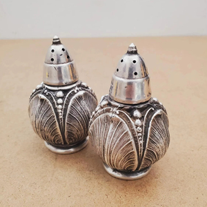 Ensemble d'assaisonnements de table en métal au design minimaliste, accessoire de table élégant pour le sel, le poivre et les épices, vente en gros depuis l'Inde - Product Image 1