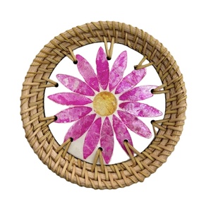 ถาดรองแก้วหวายสานพร้อมจี้ฝังมุกสำหรับจัดวางเครื่องดื่มตกแต่งจากเวียดนาม - Product Image 1