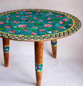 Ensemble de deux tables gigognes de luxe, bleu marine, en forme de lune, avec incrustations florales en os, disponibles à prix de gros. - Product Image 5