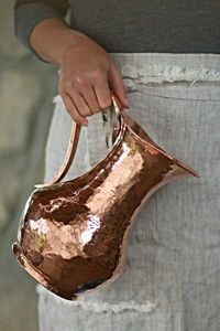 Ensemble de carafes en cuivre pour une présentation élégante de l'eau sur la table, ensemble en métal avec verres, durable, réutilisable, vaisselle de cuisine. - Product Image 2