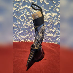 Cuerno para Beber de Búfalo Auténtico Tallado a Mano, Inspirado en la Cultura Nórdica Medieval de Valhalla, con Soporte y Funda de Cuero - Product Image 1