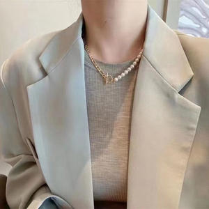 Collar de Perlas de Agua Dulce Naturales de Diseño Versátil Zhuji, Cadena de Clavícula con Cierre OT, Mitad Perla, Mitad Cadena, Paquete Dorado, a la Moda - Product Image 1