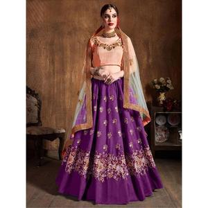 Hermosos vestidos de noche elegantes de seda cruda púrpura Lehenga Choli con Dupatta con intrincado trabajo de hilo - Product Image 1