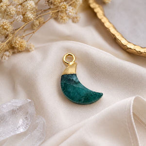 Amuleto de Esmeralda Luna |   Colgante de Luna Creciente Chapado en Oro para la Fabricación de Joyas - Product Image 1