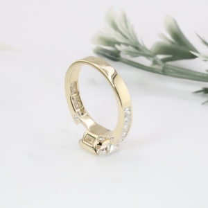Anillo de compromiso de oro amarillo con diamante cultivado en laboratorio de corte radiante, clásico, con engaste de medio bisel y canales, para boda, aniversario, fiesta, joyería fina - Product Image 4