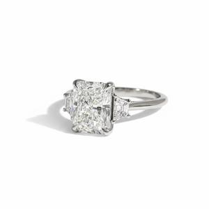 แหวนเพชรสามเม็ดคลาสสิกขายส่ง เพชรสร้างในห้องปฏิบัติการ ทรงเรเดียนท์คัท แหวนหมั้น เงินแท้ 925 ชุบทองคำขาว 10K - Product Image 3