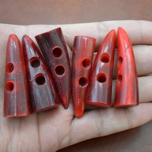 Botones de cuerno rojos de 2 agujeros, elegantes, de calidad, ecológicos, para abrigos, con logotipo grabado, precio bajo en India. - Product Image 1