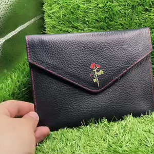 กระเป๋าคลัทช์หนังวัวลายดอกไม้สุดหรูสำหรับผู้ชาย ดีไซน์แบบพับสองตอนเรียบง่าย พร้อมกระดุมแป๊กที่ทนทาน - Product Image 6