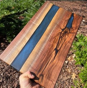 Planche à découper élégante en résine et bois pour la décoration de cuisine, planche en bois époxy faite à la main pour un style de cuisine moderne - Product Image 2