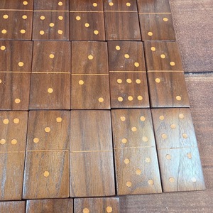 Juego de Dominó Doble Seis de Madera de Colores ILAHI, 28 Piezas, Ecológico, Tallado y Grabado, Diseño Antiguo, Caja Rectangular Alta de Madera - Product Image 1