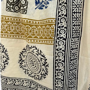 Écharpes en gros fabriquées en coton doux à 100 %, magnifiquement imprimées à la main avec motifs floraux uniques, écharpes d'été - Product Image 2