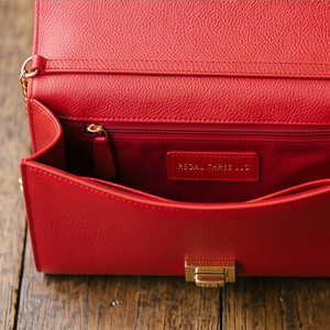 กระเป๋าคลัทช์หนัง Regal Three Fashion Wear สีแดง สายสะพายโซ่แบบไขว้ ดีไซน์หรูหรา ใช้ได้ทุกฤดู กระเป๋าหนังขนาดเล็กสำหรับผู้หญิงและผู้ชาย - Product Image 4