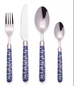 Ensemble de couverts modernes avec manches à motif de poisson bleu, couteau, fourchette et cuillère en acier inoxydable, compatibles lave-vaisselle, pour la restauration et les événements. - Product Image 3
