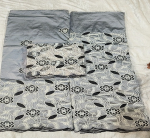 La tradicional y atemporal tela de seda tafetán George Wrapper nigeriana con diseño de Paisley para vestimenta de boda nigeriana. - Product Image 1