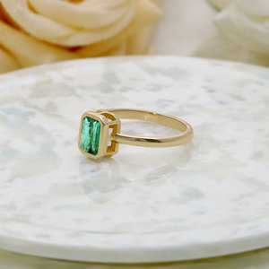 Bague solitaire en or jaune massif 14 carats avec émeraude verte taille émeraude sertie clos, bijoux fins, vente en gros, bague en pierres précieuses pour femme, cadeau - Product Image 4