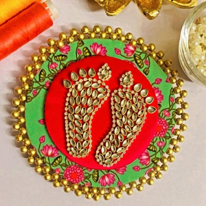 Laxmi Charan – Article de Puja fait main, base rouge et verte, perles Kundan dorées, travail de pierres, décor de trace de pas porte-bonheur - Product Image 2