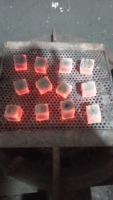 Charbon de coco de haute qualité d'Indonésie pour chichas et narguilés, fabriqué de manière organique.