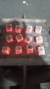 Obtenez des performances exceptionnelles avec du charbon naturel et du charbon à chicha de qualité supérieure infusé de charbon actif. - Product Image 2