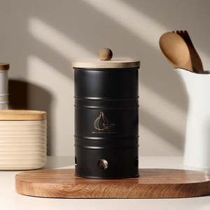 Conteneur de rangement cylindrique en métal noir avec couvercle en bois pour la conservation des aliments frais dans la cuisine, design minimaliste - Product Image 4