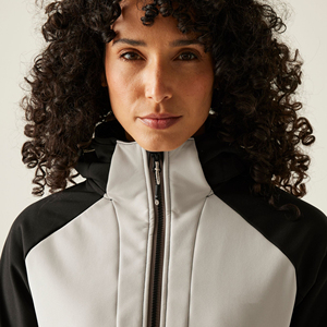 Chaqueta Softshell con Capucha Personalizada para Mujer, Informal para Exteriores, con Cierre Completo, Resistente al Viento, con Bolsillos Utilitarios, Ligera y de Alto Rendimiento - Product Image 4