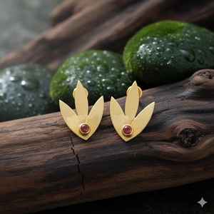 Pendientes de Plata de Ley 925 con Baño de Oro de 14K, Diseño de Hoja con Rubí y Gema Verde, Acabado Mate - Product Image 2