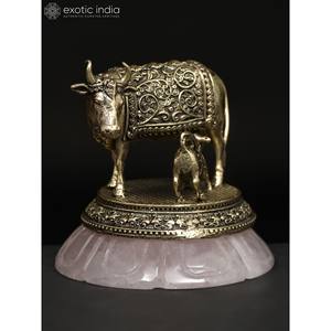 Exótica Escultura India Pequeña de 3 Pulgadas de Vaca y Ternero en Latón Superfino sobre Base de Cuarzo Rosa, Hecha en India - Product Image 4