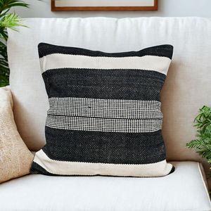 Housse de coussin tissée design à rayures en coton doux et écoresponsable pour la décoration du salon - Product Image 4