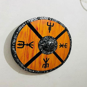 Escudo Redondo de Madera Estilo Vikingo Tradicional, Diseño Nórdico Hecho a Mano para Disfraces Históricos y Decoración del Hogar - Product Image 3