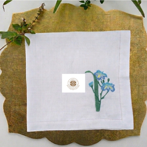 Serviette en lin avec broderie irisée, des lignes florales gracieuses apportant calme et beauté raffinée à la table à thé et à la salle à manger. - Product Image 1
