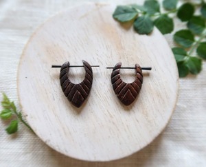 Boucles d'oreilles créoles en bois marron foncé, clous en forme de feuille sculptée, bijoux artisanaux en matériau naturel, accessoire de mode - Product Image 5