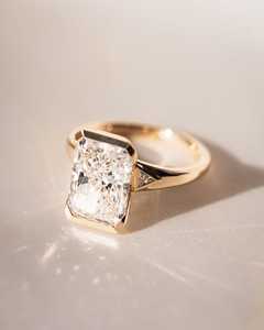 Bague de fiançailles demi-sertie avec diamant de laboratoire taille radiant de 4 carats, certifiée IGI, trois pierres - Product Image 6