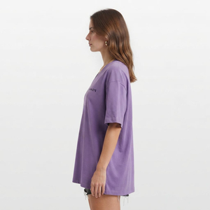 Camiseta Extra Grande con Cuello en V para Mujer, Color Morado, Algodón, Personalizable con Logotipo, Manga Corta, Color Sólido, Estilo Primavera Verano - Product Image 3