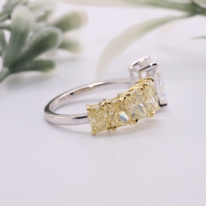 Anillo Abierto de Doble Tono con Cristal de Diamante Cultivado en Laboratorio Blanco y Amarillo de Corte Radiante Único, Joyería Fina con Diseño de Racimo - Product Image 5