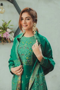 Vêtements d'hiver de créateur Safaa Exclusive Dilkash de qualité export, collection hiver, richement brodés pour femmes, disponibles à la vente - Product Image 3