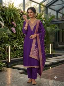 Conjunto indio-pakistaní de rayón verde bordado, Kurti recto con pantalón y dupatta, atuendo étnico femenino para uso casual y festivo. - Product Image 4