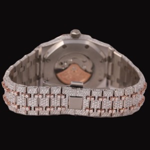 Reloj estilo hip hop brillante con números arábigos verdes personalizados, esfera redonda, dos tonos, movimiento de cuarzo con diamantes de moissanita incrustados. - Product Image 3