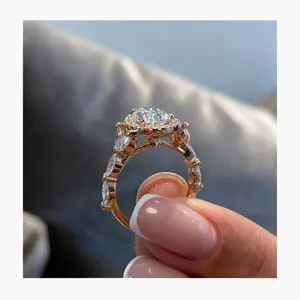Anillo de Compromiso con Halo de Diamantes Cultivados en Laboratorio IGI de 3.1 Quilates, Corte Pera, EF/VS1, Oro Amarillo de 14k - Product Image 1