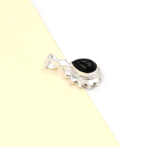 Collier pendentif goutte d'eau en onyx noir fait main, onyx noir naturel taillé en poire, finition mate satinée plaquée argent, bijoux bohèmes en laiton - Product Image 4