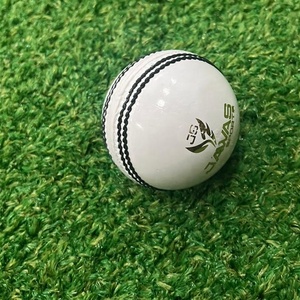 Pelota de cricket cosida a mano internacional 5.5onz blanca de cuero curtido de aluminio genuino - Product Image 1