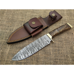 Cuchillo de Hoja Fija Hecho a Mano en Acero de Damasco con Mango de Madera y Funda de Cuero para Uso en Exteriores y Manualidades - Product Image 4