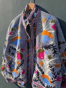 Suzani แจ็คเก็ตผ้าฝ้ายลายก้างปลาสีดำและสีขาวปักด้วยมือลายดอกไม้ - Product Image 3